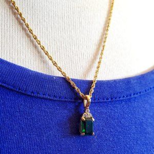 17" Gold Tone Green Glass Pendant Necklace Elegant Simple Women Fashion Design
